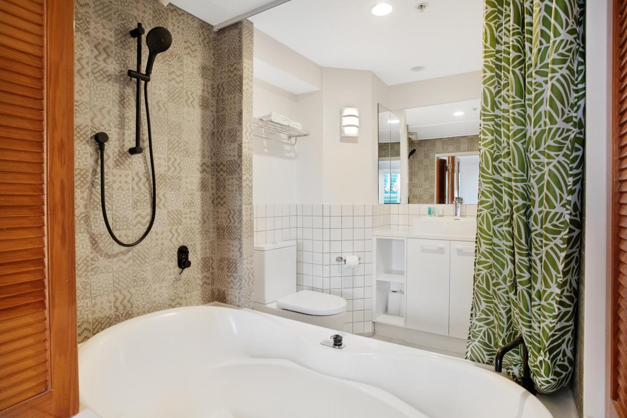 Greys Urban Escape With Spa, Pool - Gym Apartment *