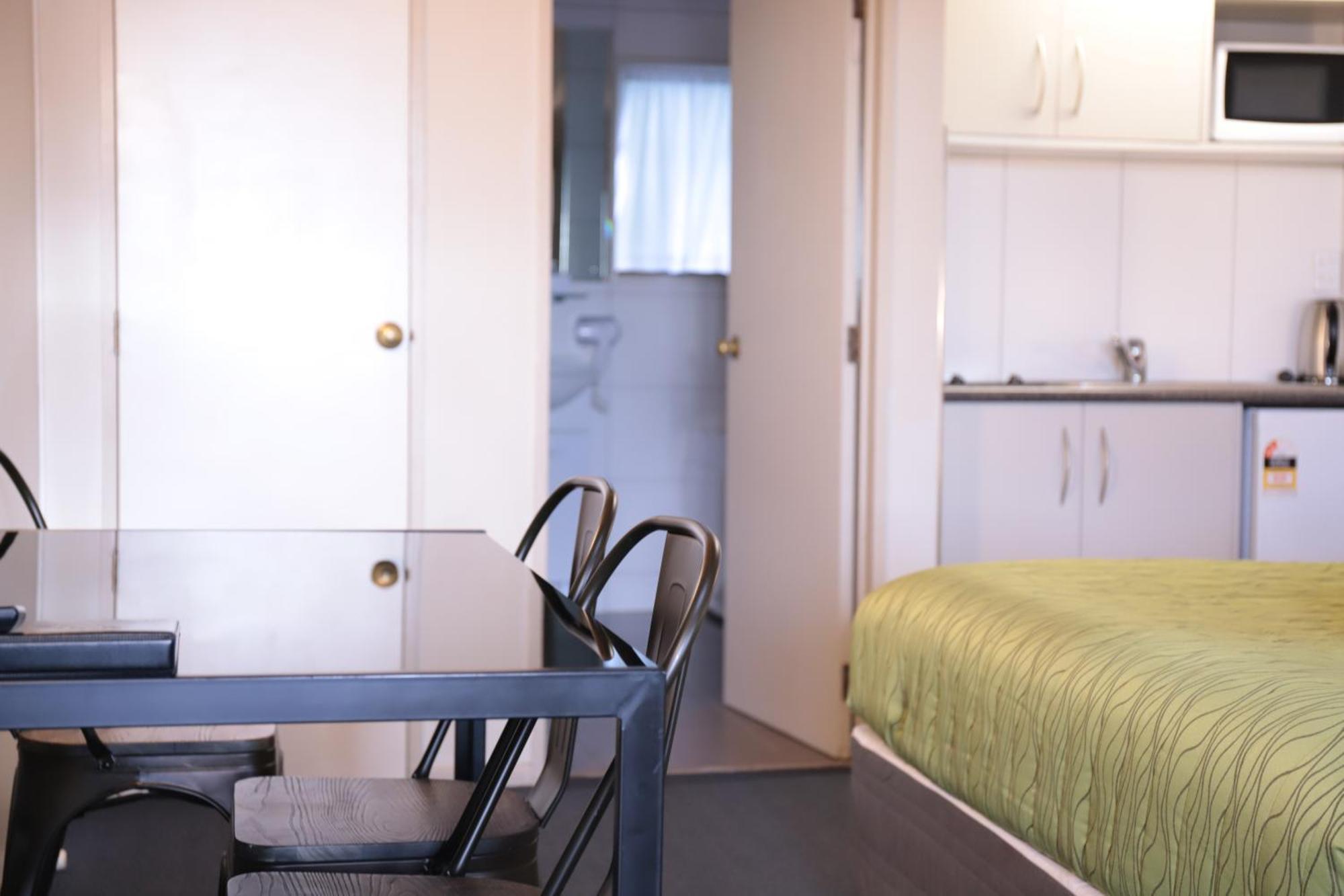 Airport Manor 3*