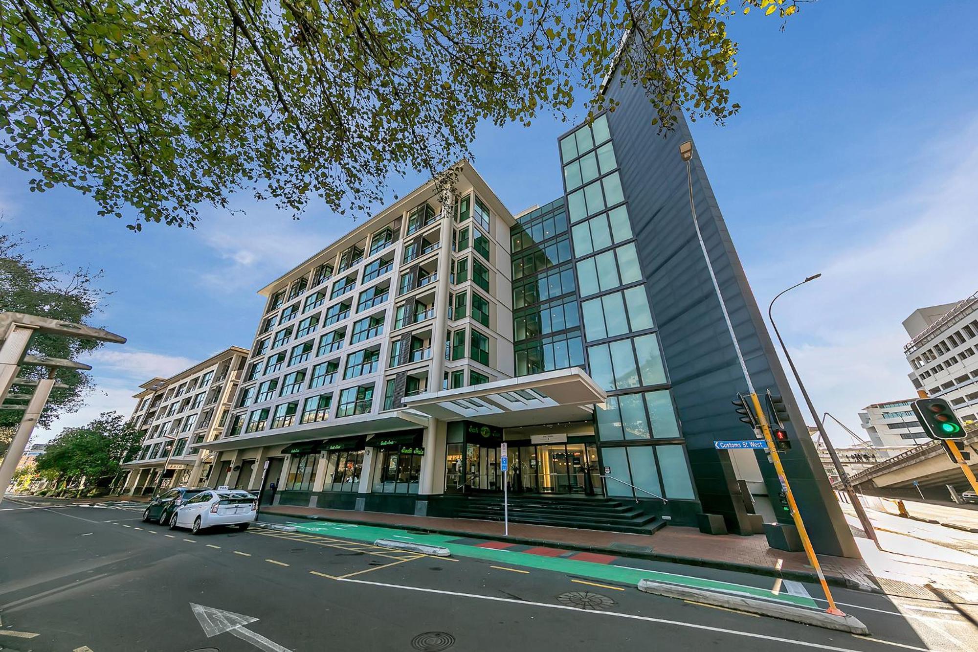 Sophisticated Spacious W Stunning Harbour View Apartment Auckland