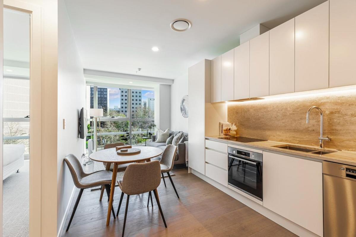 Chic 1br With Pool And Gym Perks *