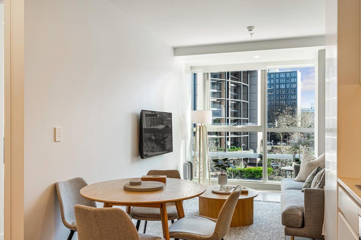Chic 1br With Pool And Gym Perks