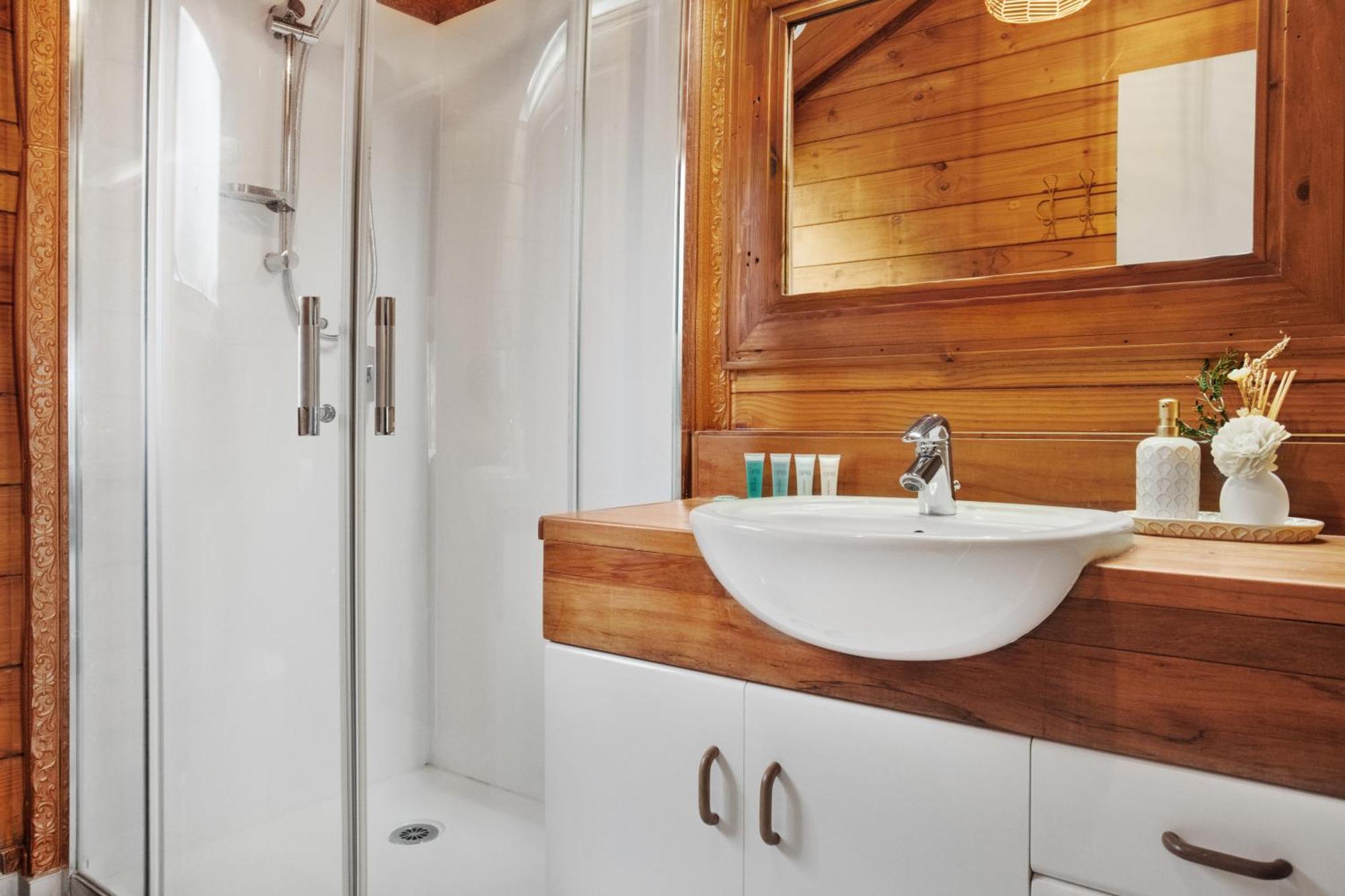 Greenhithe Hidden Gem With Sea Views And Air-con Holiday home *