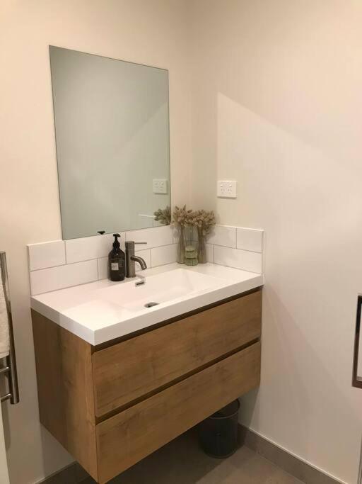 Modern Mangere Town House Holiday home Auckland