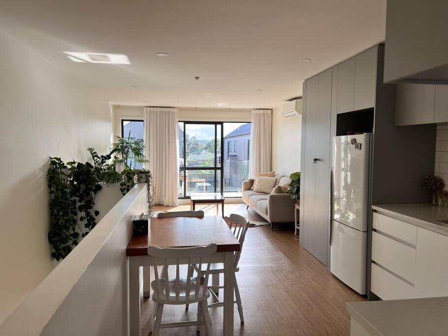 Modern Mangere Town House Holiday home *