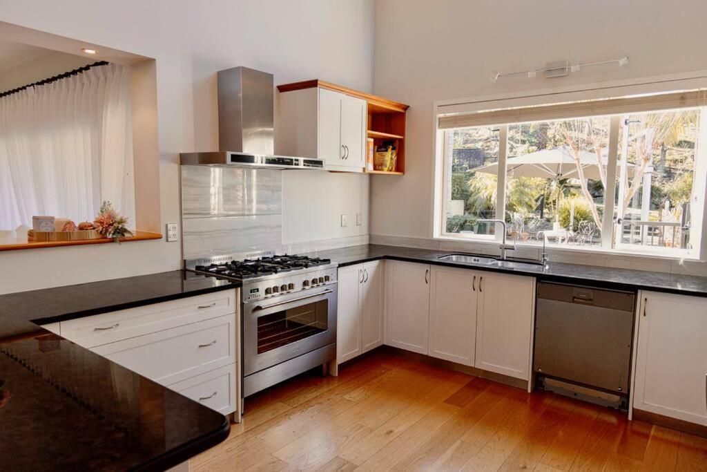 Modern Lifestyle Retreat With Stunning View * Auckland
