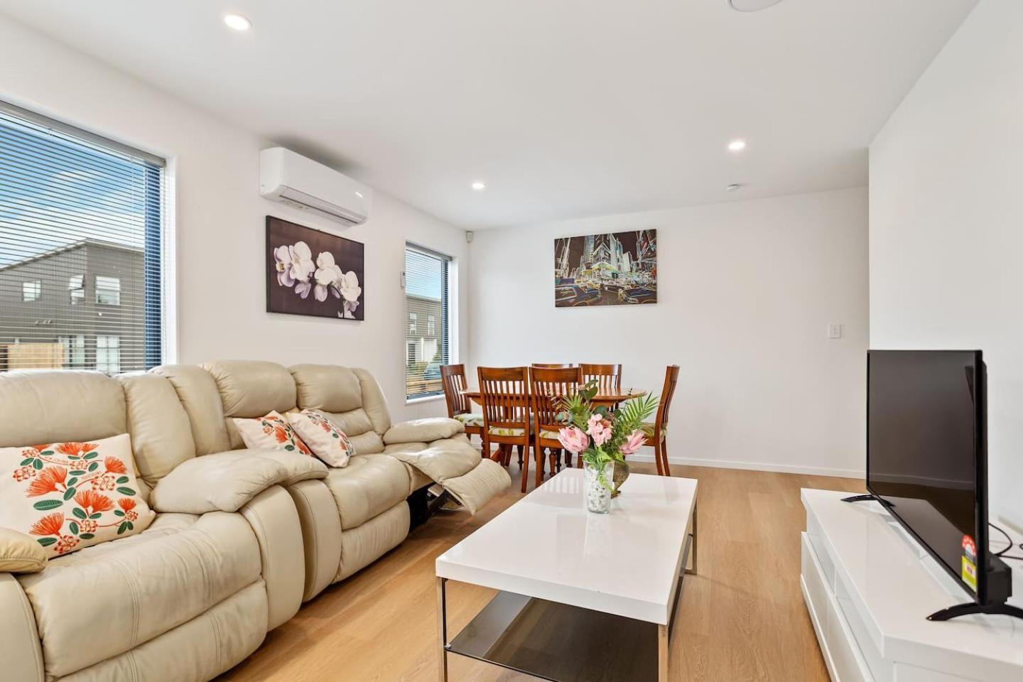 Ventura Delight Townhouse With Parking And Patio * Auckland