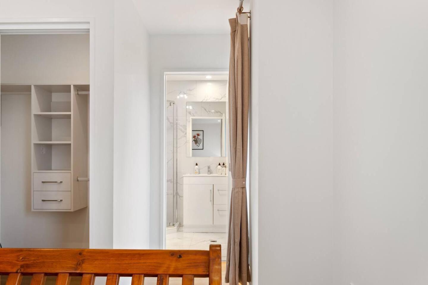 Ventura Retreat Townhouse With Parking And Patio Holiday home Auckland
