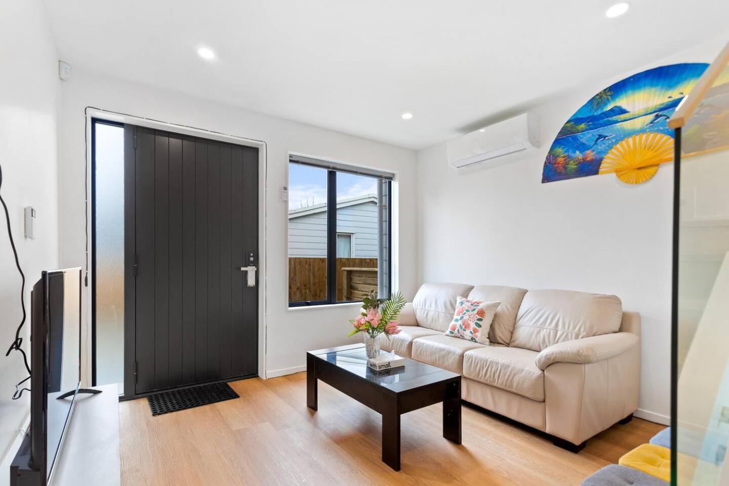 Ventura Retreat Townhouse With Parking And Patio Holiday home Auckland