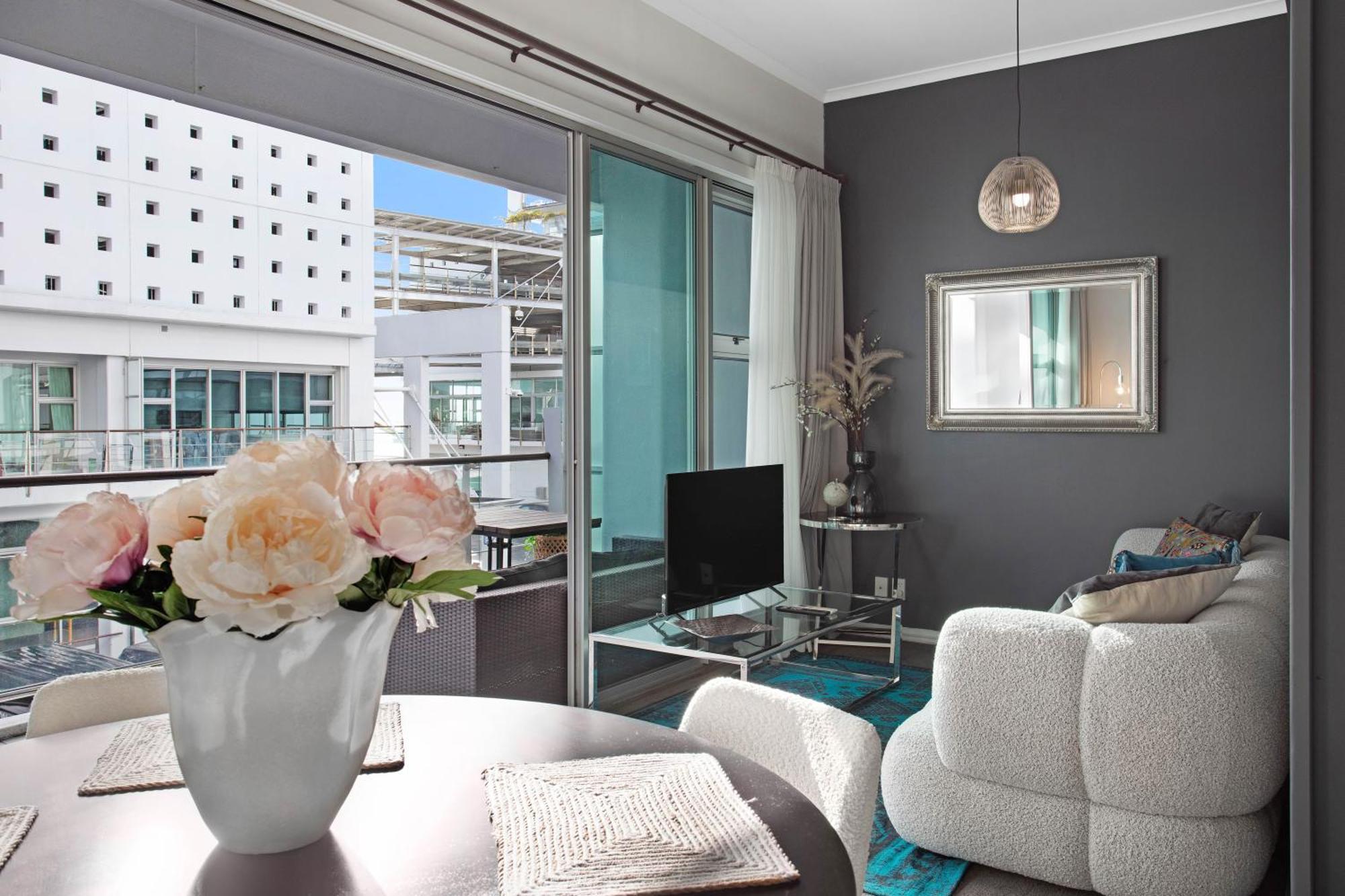 Princes Wharf 2 Bedroom Newly Renovated Luxury Apartment