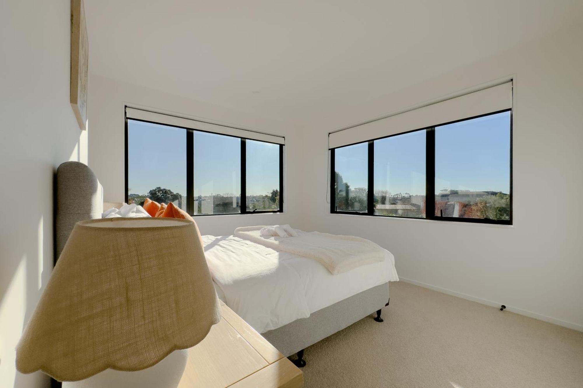 Stunning Three Bedroom Unit In Forrest Hill Villa *