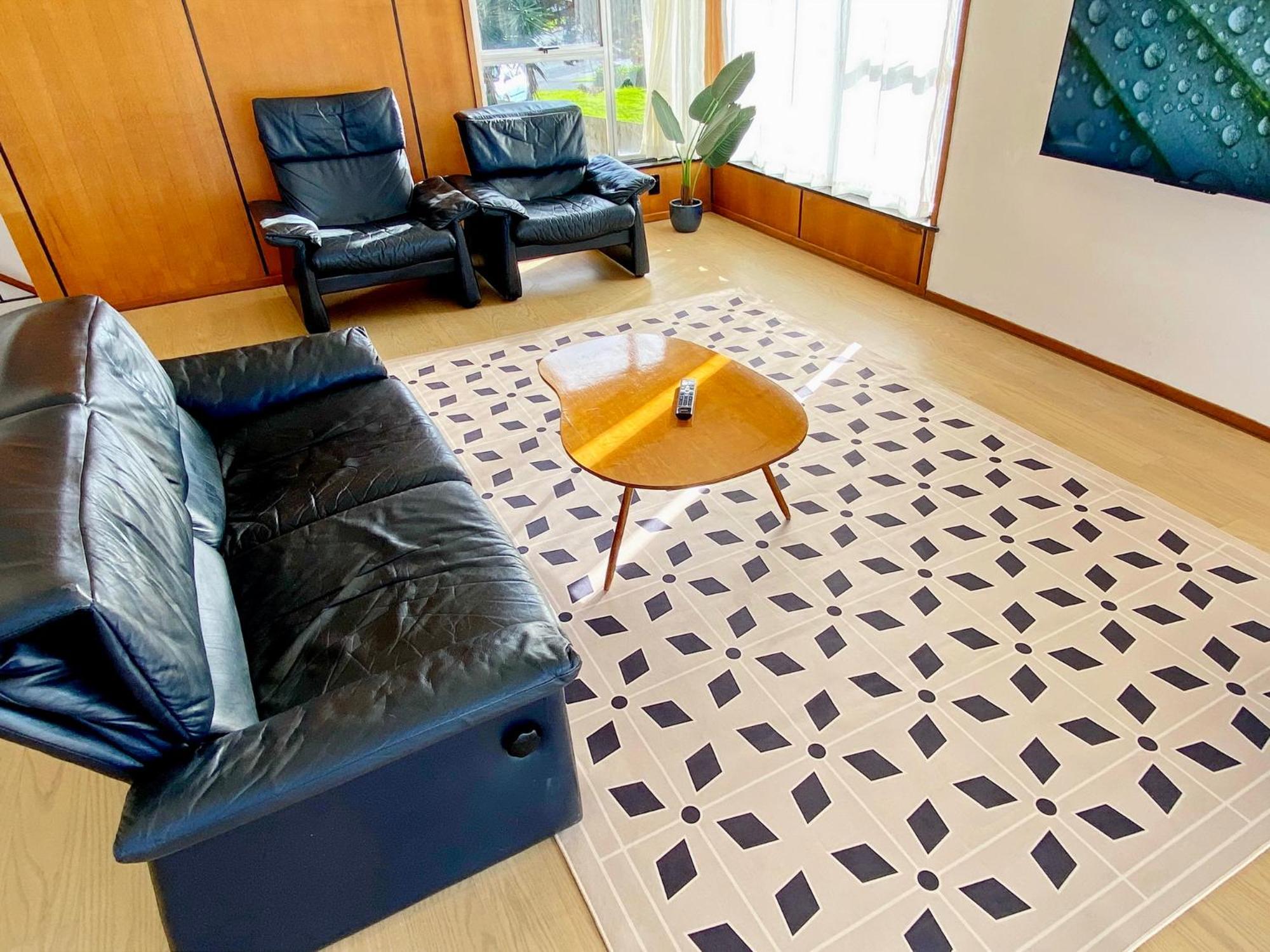 Large House. Convenient Location. * Auckland