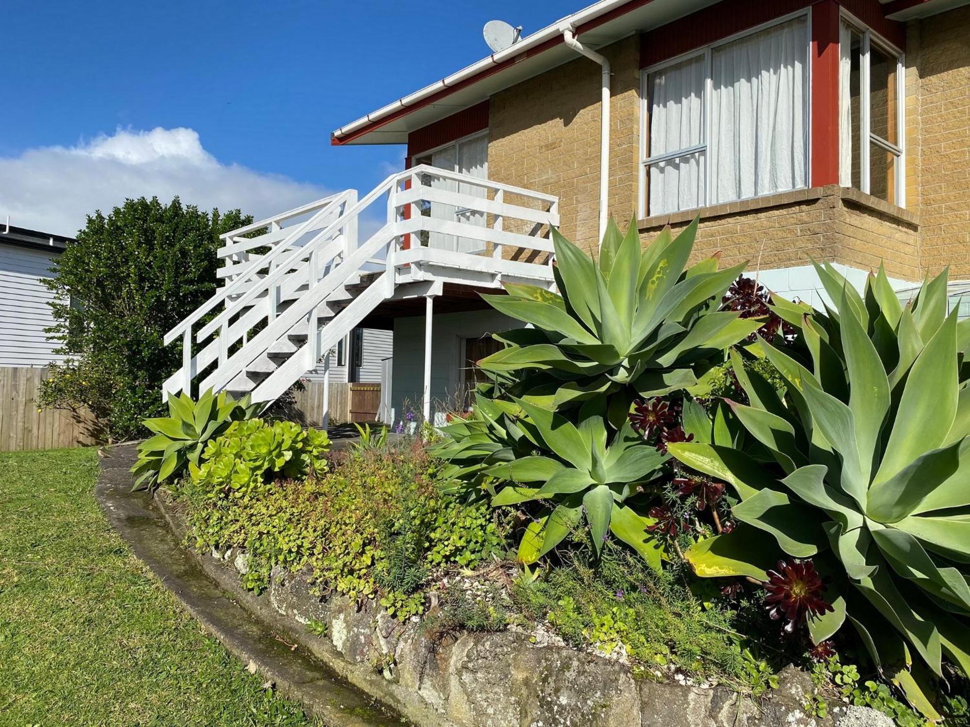 Large House. Convenient Location. * Auckland