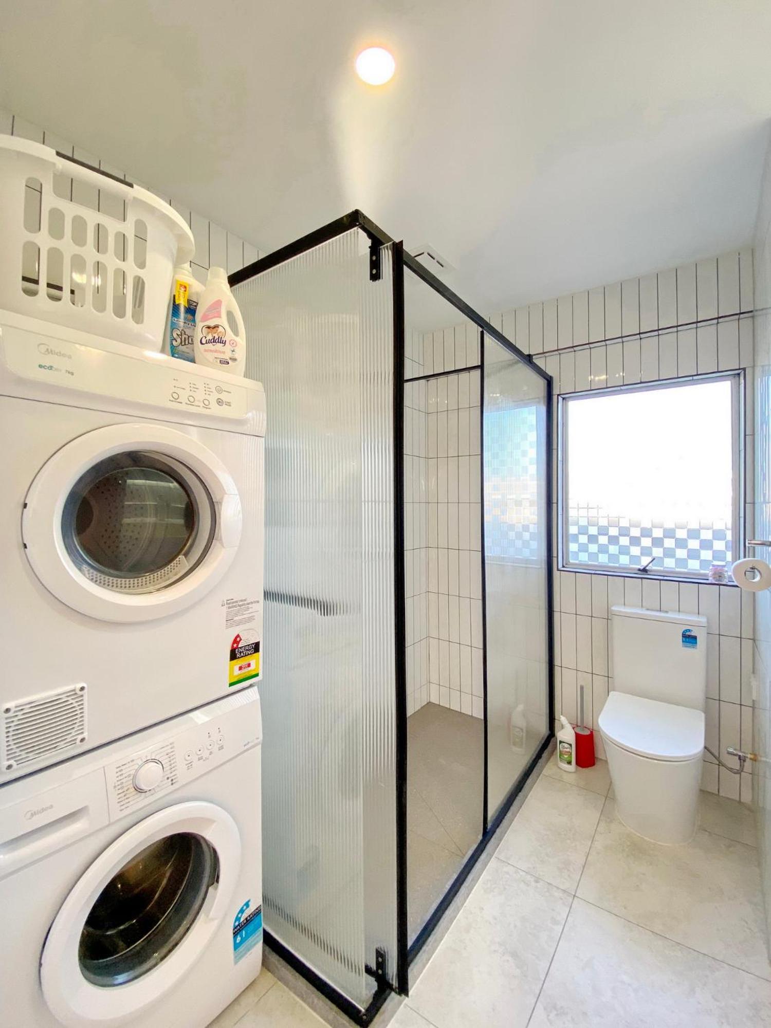 Large House. Convenient Location. Holiday home *