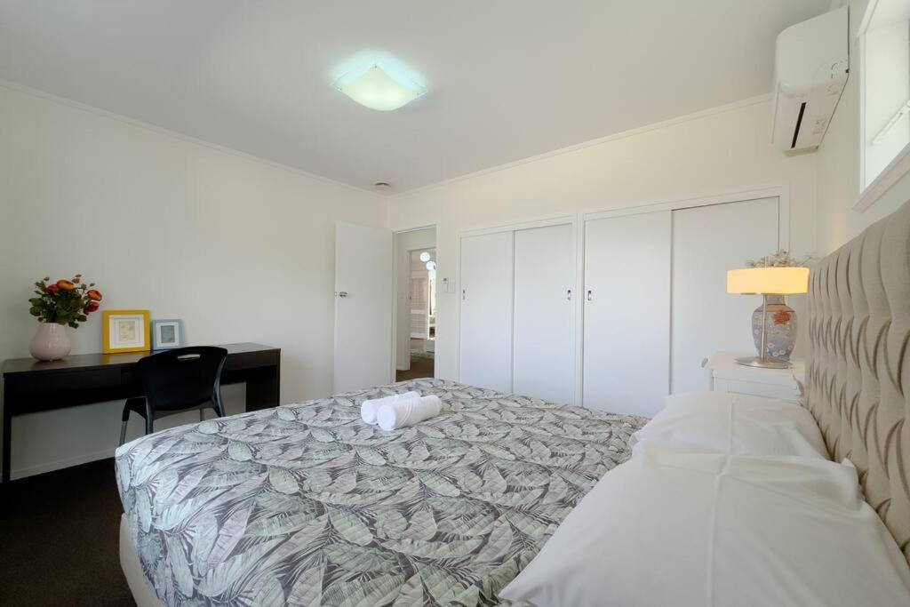 Exquisite Four-bedroom In Forrest Hill * Auckland