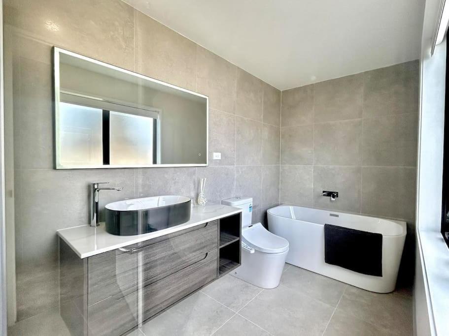 Sparkling New 4beds Family Holiday home *