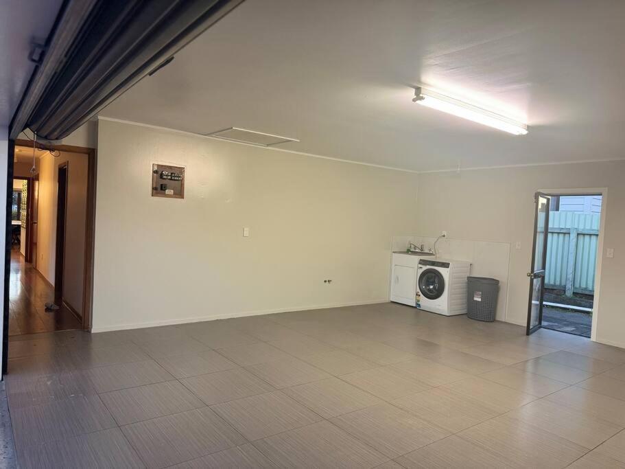 Sweet 9km To Airport Near New * Auckland