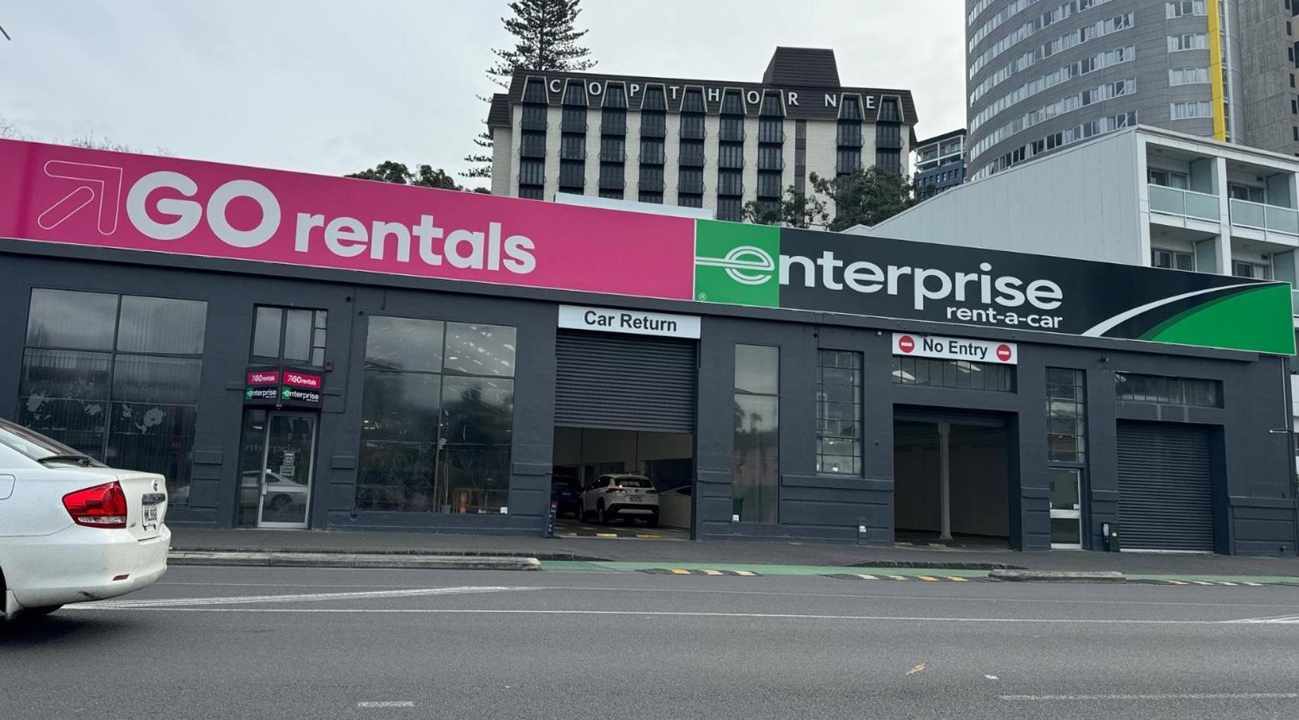 Immaculate 3 Bd 2 Bth -free Carpark & Pool Apartment Auckland