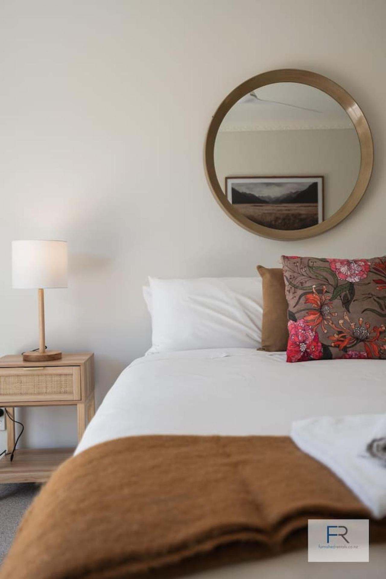 Spanish Charm - Stylish 3br Steps From The Auckland