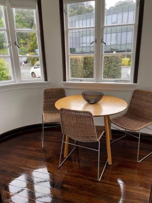 Mt Eden Art Deco Apartment *