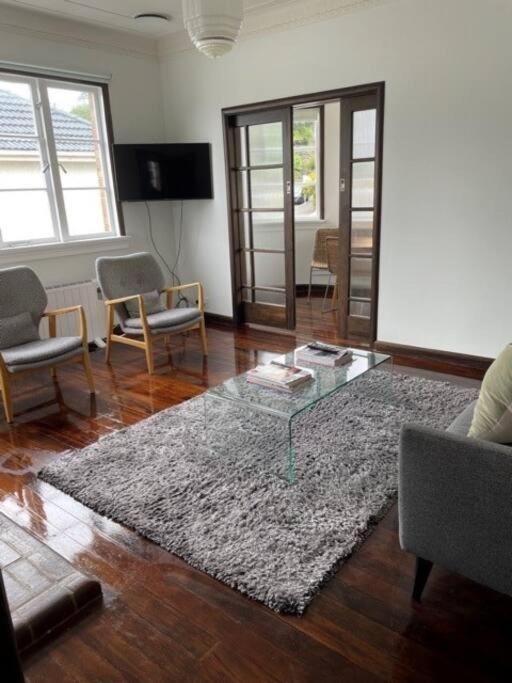 Mt Eden Art Deco Apartment