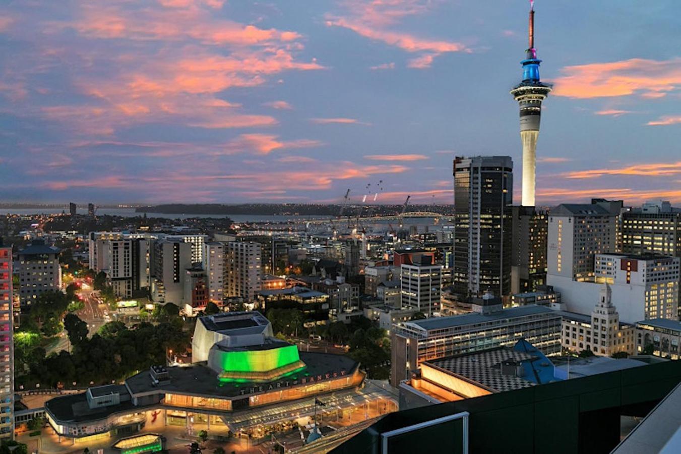Stunning 3 Bedroom Penthouse Apt In Cbd