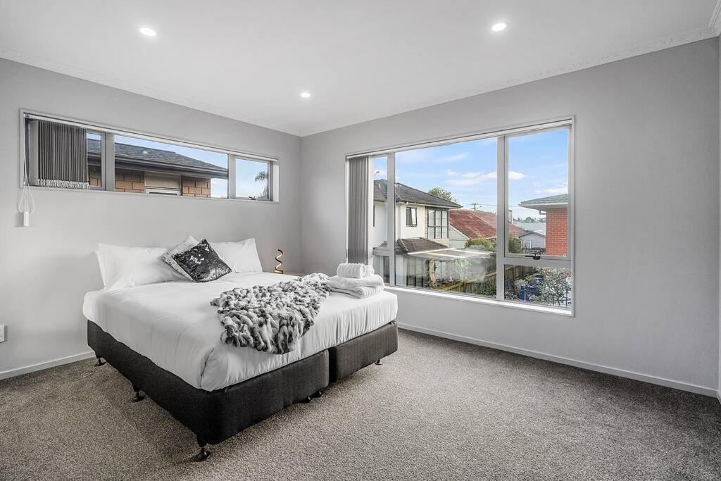 Airport & At Your Doorstep! The Charm Auckland