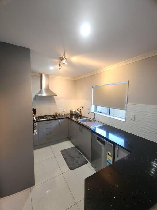 Airport & At Your Doorstep! The Charm Apartment