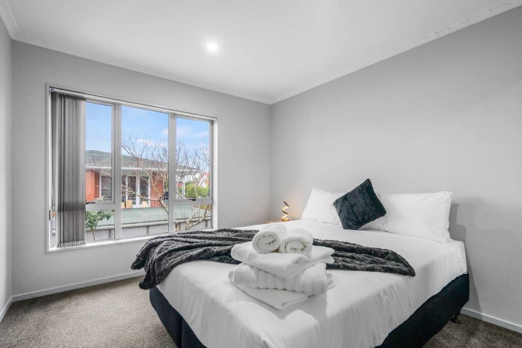 Airport & At Your Doorstep! The Charm Apartment Auckland