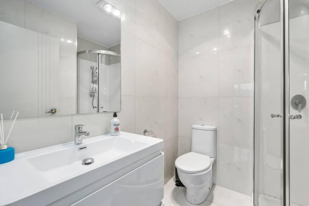 Apartment Airport & At Your Doorstep! The Charm *