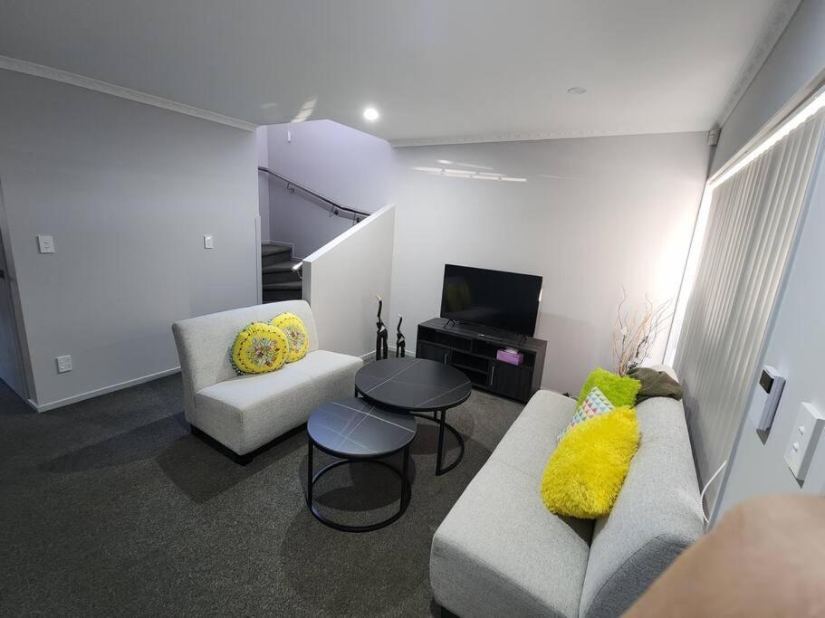 Airport & At Your Doorstep! The Charm Apartment Auckland