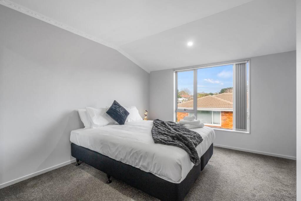 Airport & At Your Doorstep! The Charm Apartamento