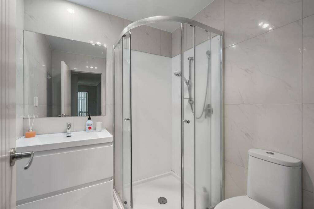 Apartment Airport & At Your Doorstep! The Charm
