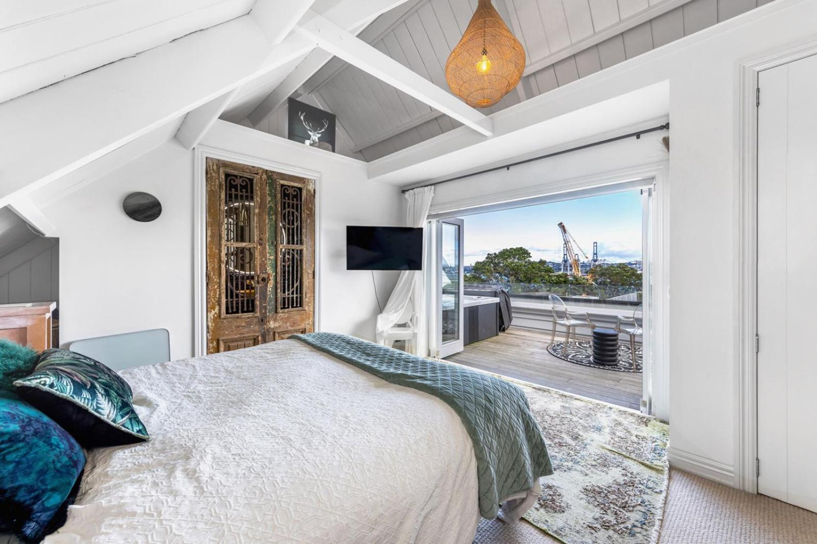 Devonport Cliff Church Conversion - Stunning Views Auckland
