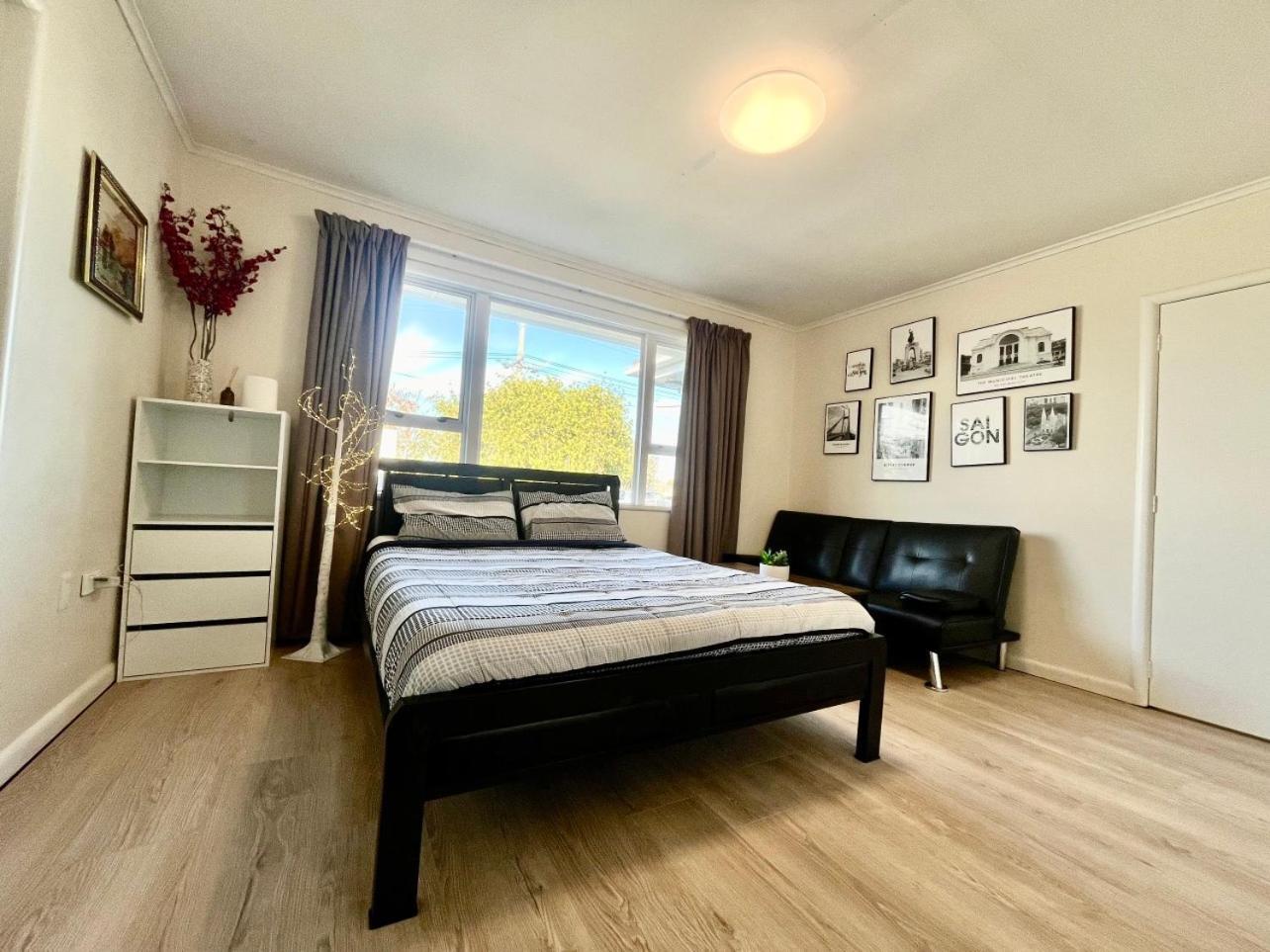 Entire House In Mt Wellington, Holiday home *