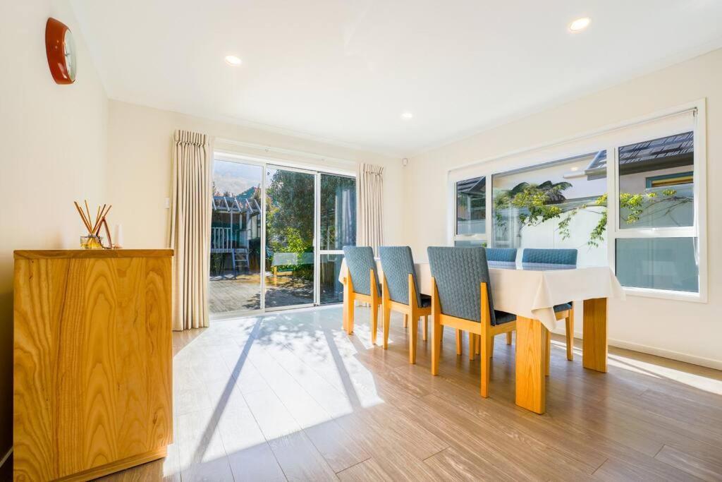 Villa Three-bedroom In Somerville Auckland