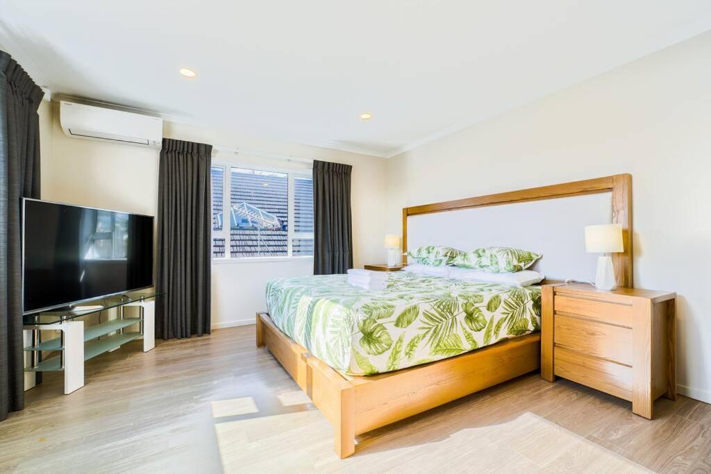 Three-bedroom In Somerville Auckland