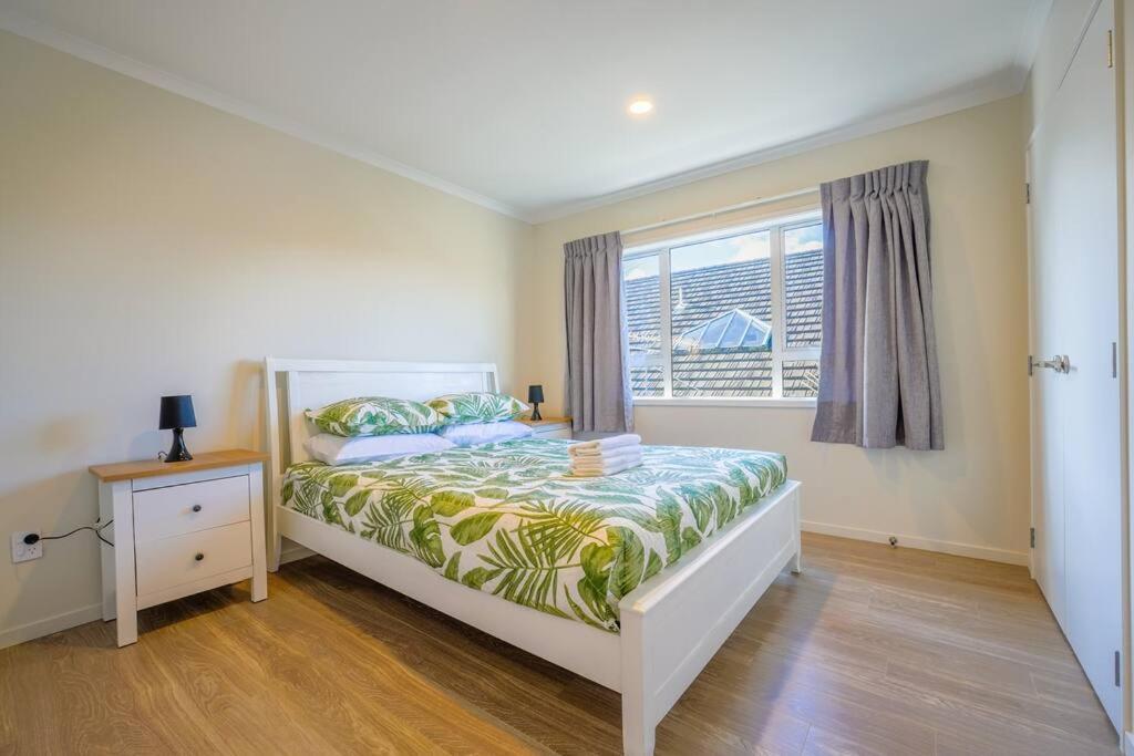 Three-bedroom In Somerville * Auckland