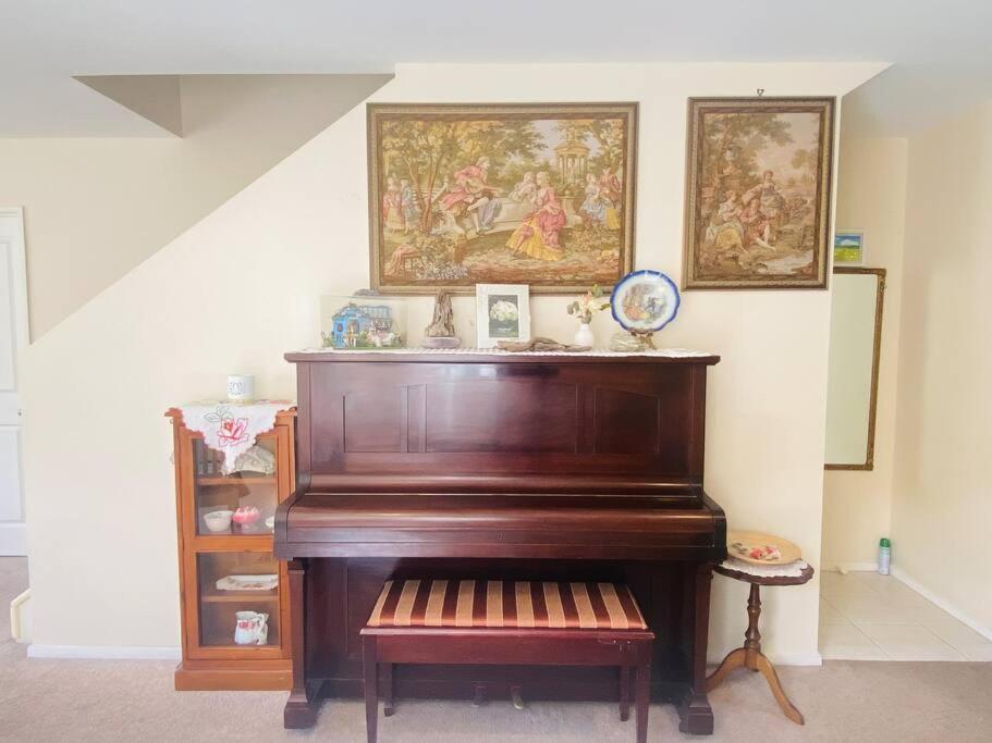 Entire House In West Casa de férias