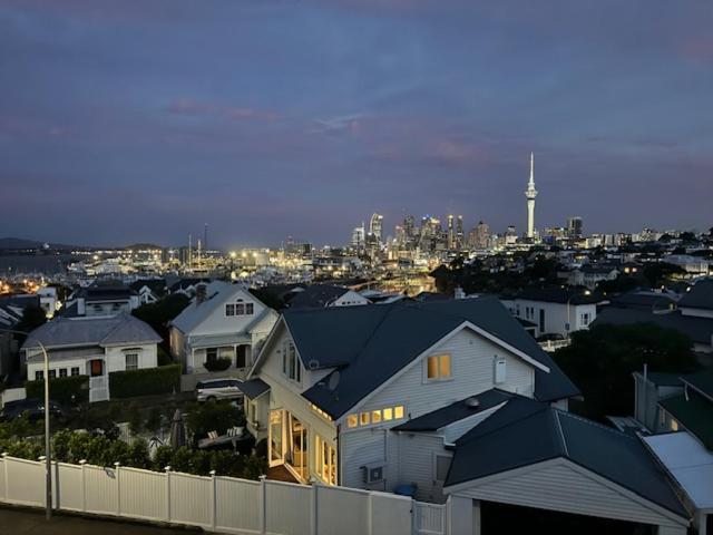 St Marys Executive With Swimming Pool * Auckland