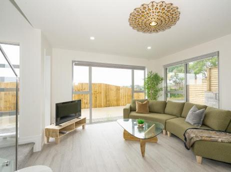 Seaviews With Airport Proximity