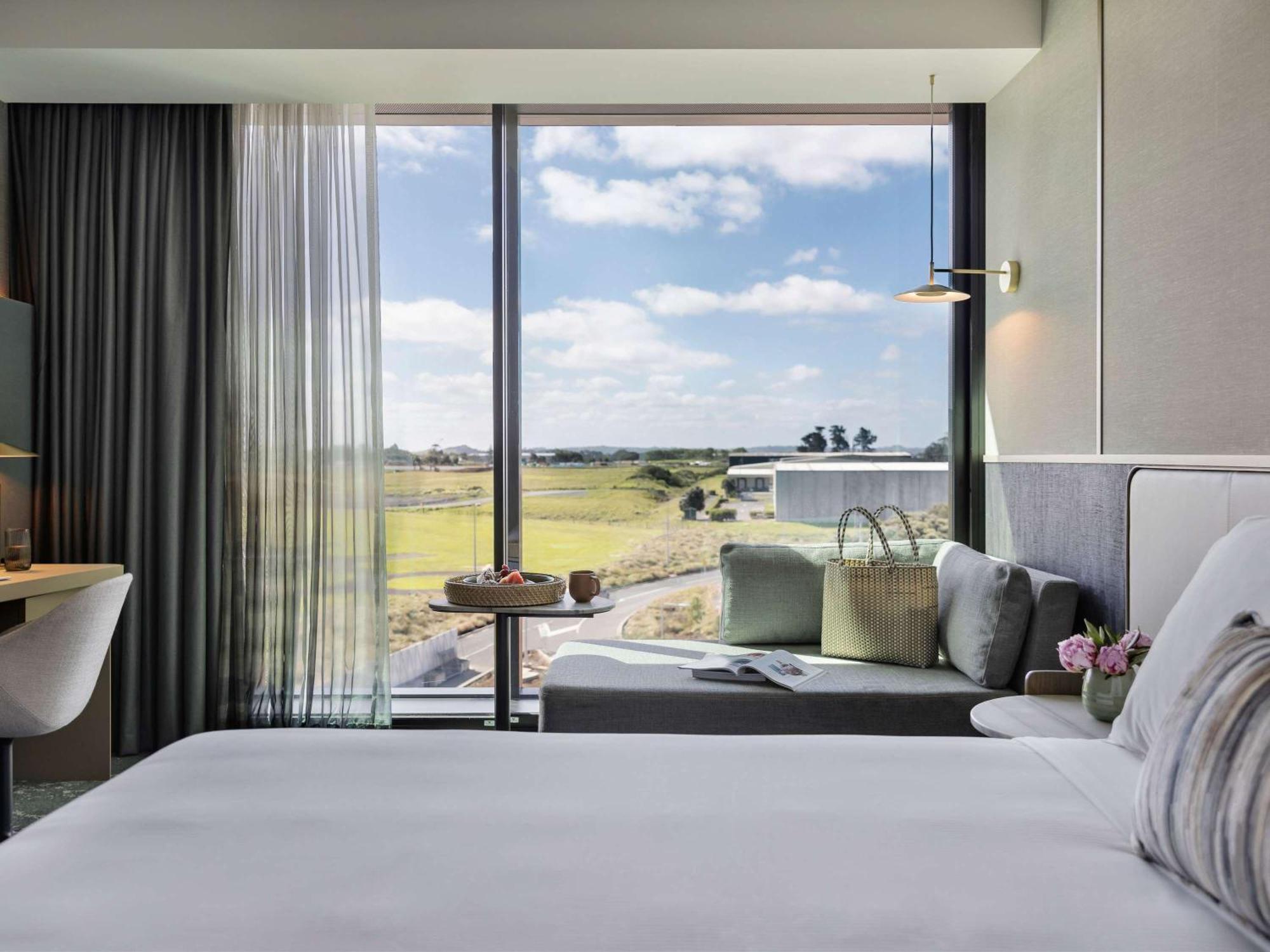 Pullman Airport Hotel 5*