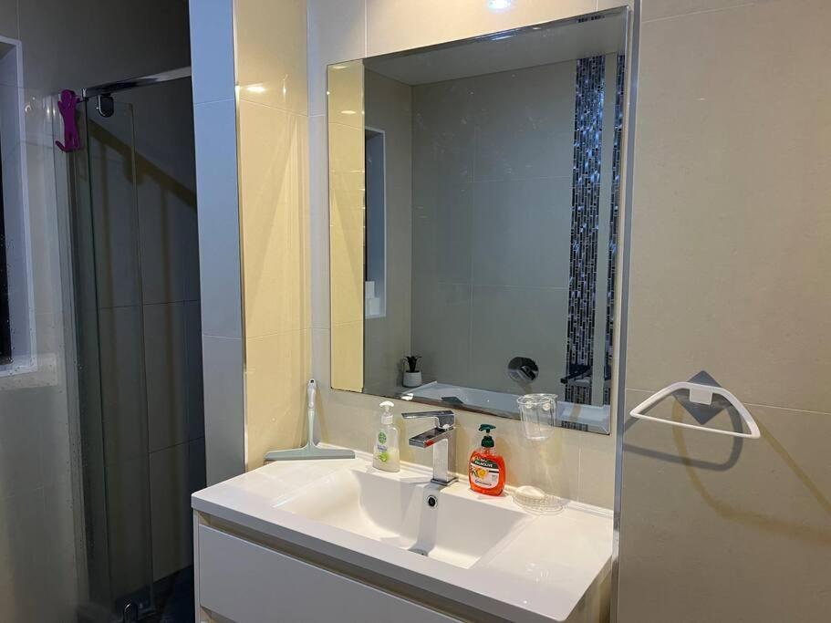 Perfect With Office Setup -room 101 Homestay Auckland