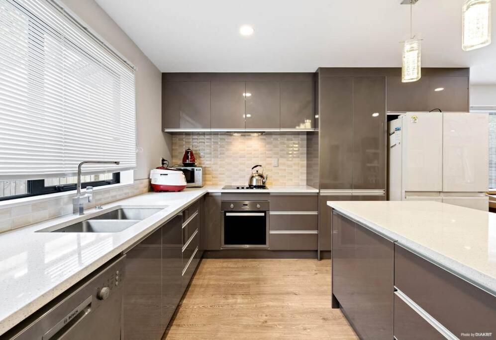 Perfect With Office Setup -room 101 * Auckland