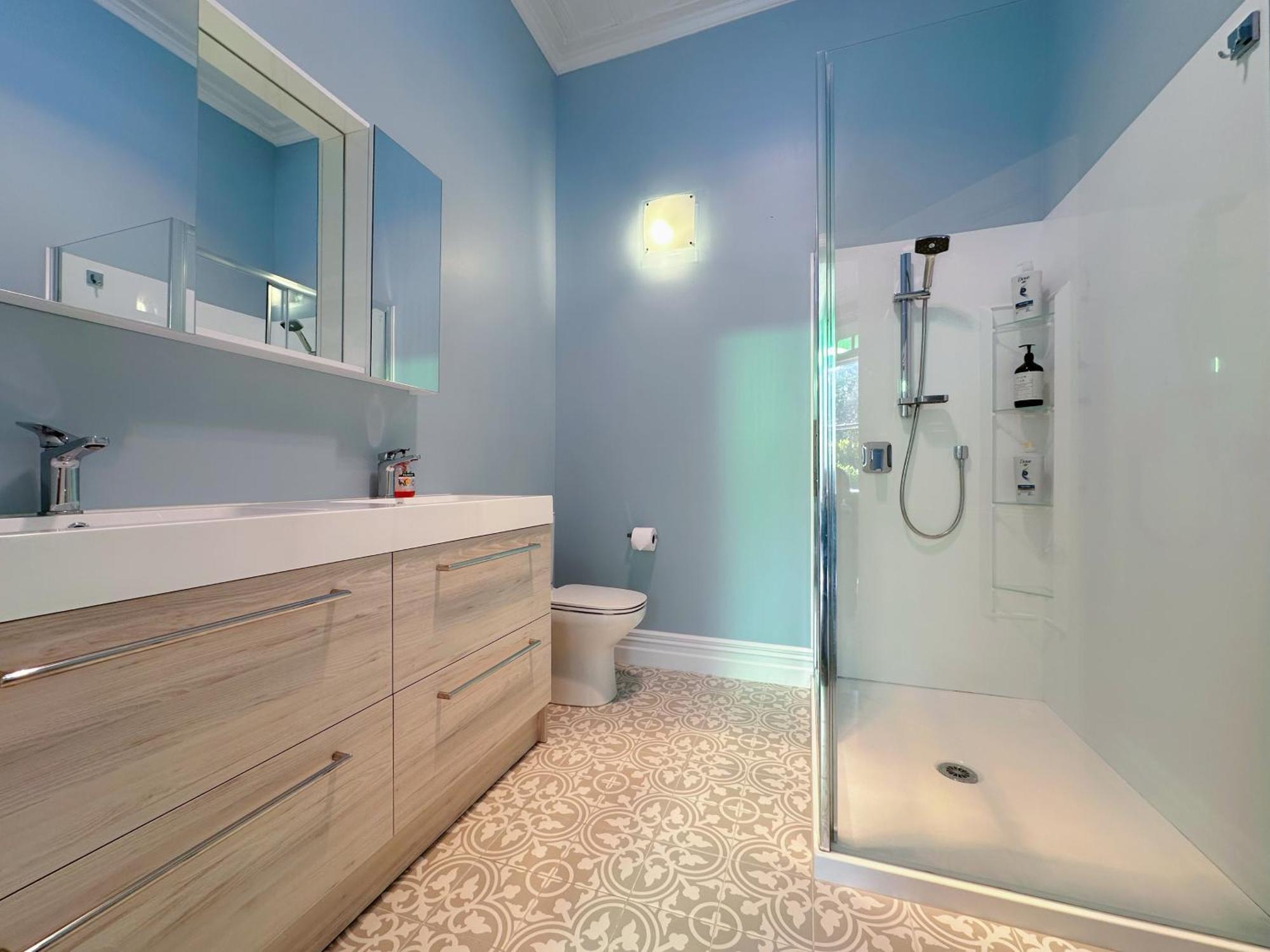 Luxury In Prime Location With Spacious Pool Villa Auckland