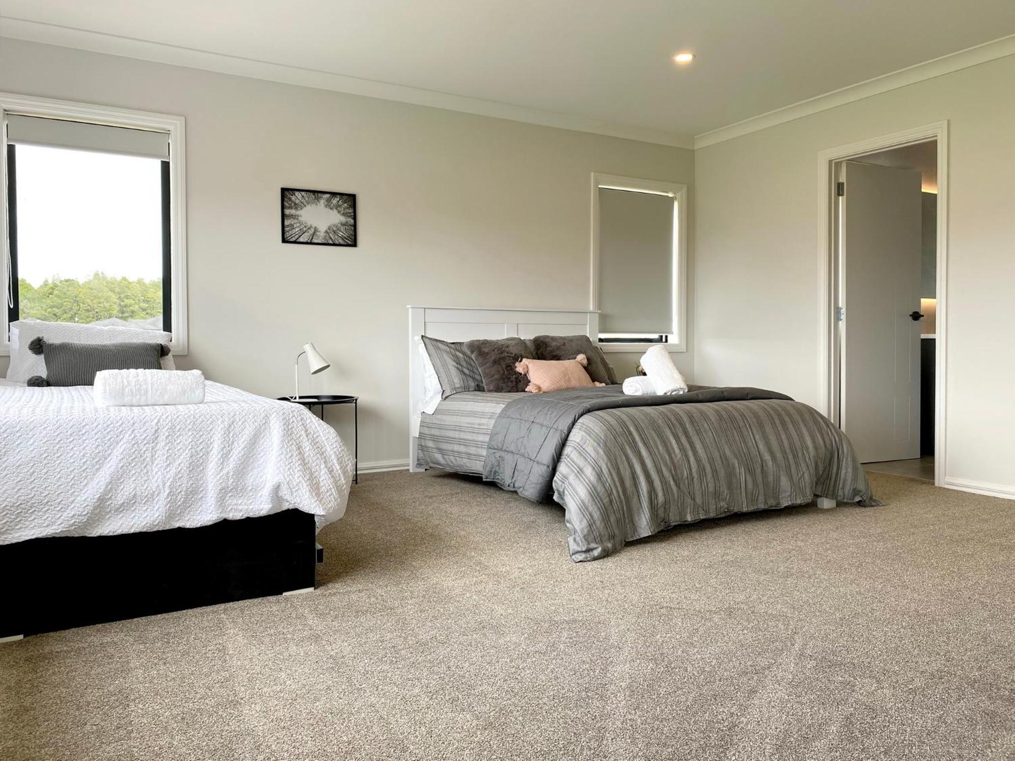 Extra-large Brand-new House 8 Bedrooms 6 Bathrooms Holiday home