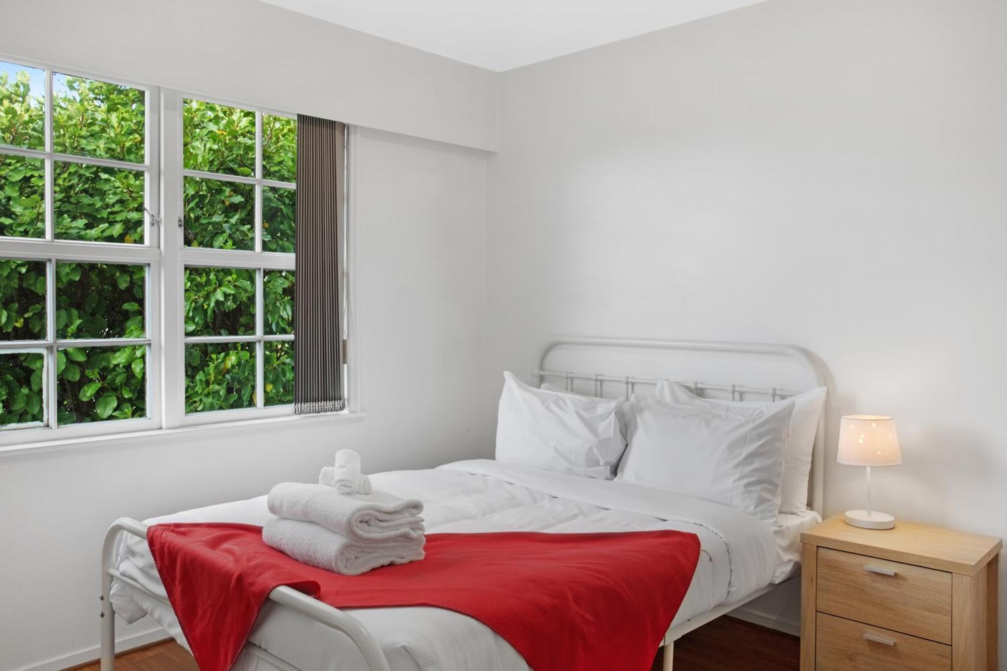 Sunlit Glow With Parking And Air-con Holiday home *