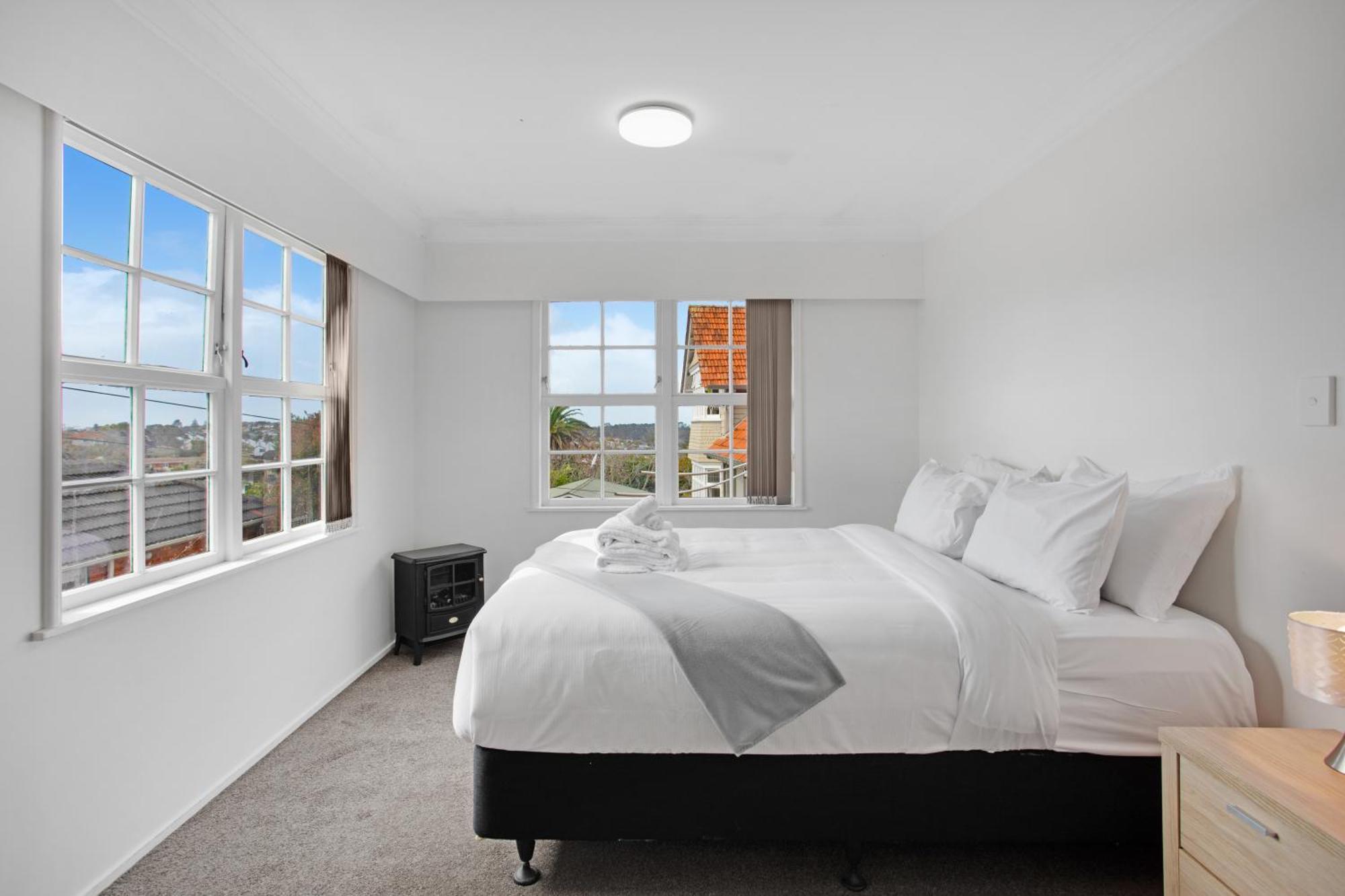 Holiday home Sunlit Glow With Parking And Air-con