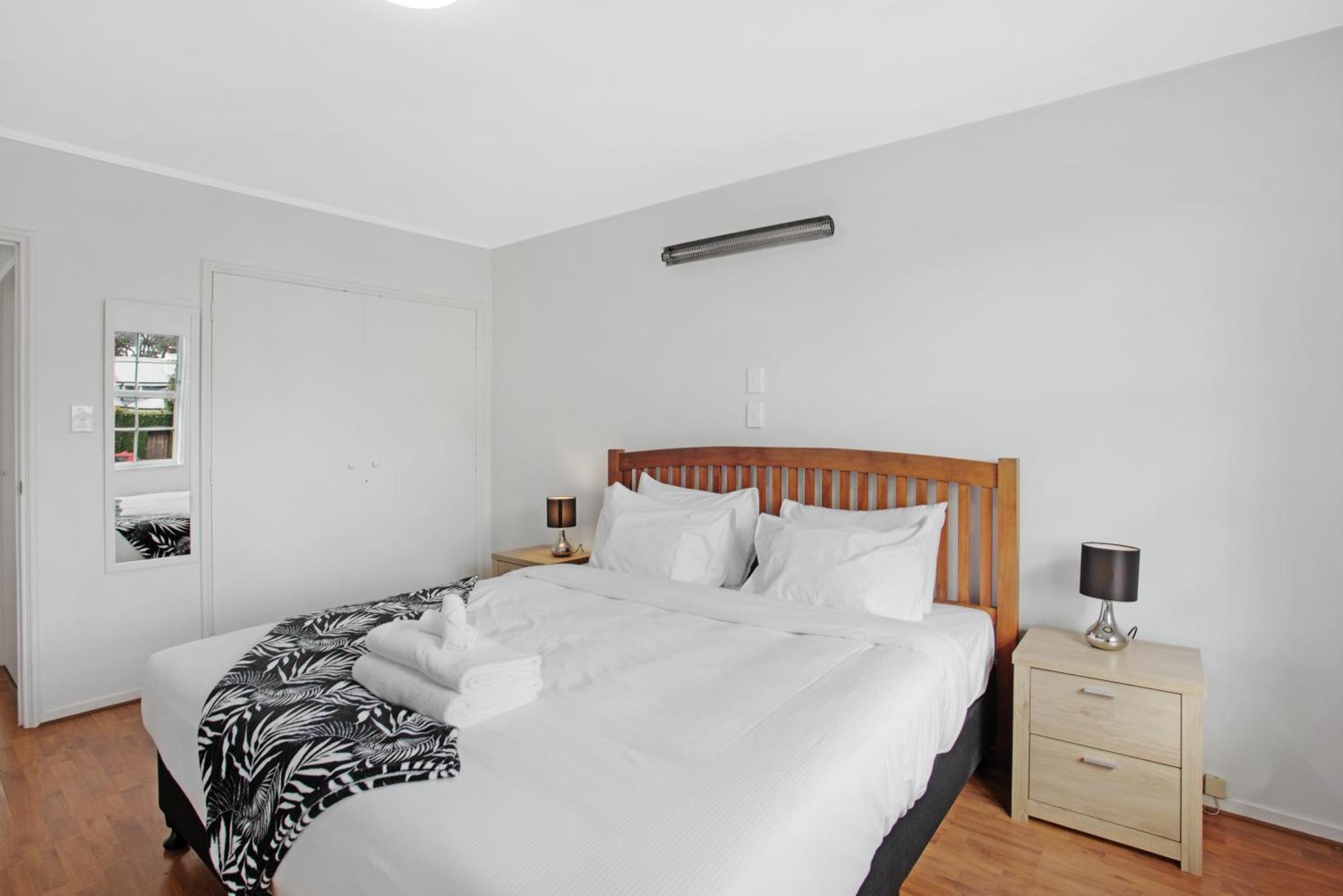 Sunlit Glow With Parking And Air-con Holiday home *