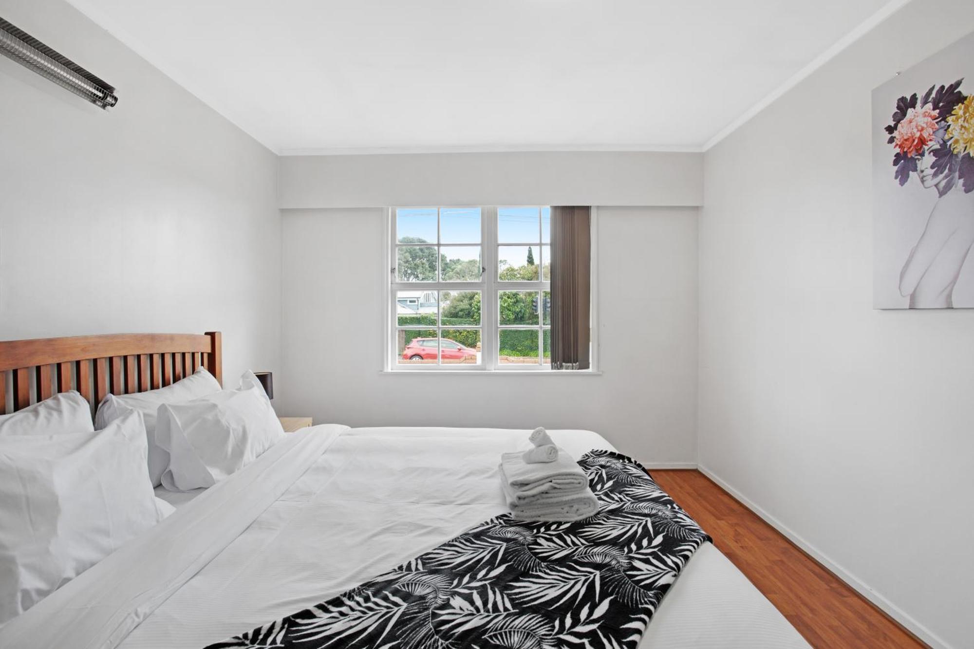 Sunlit Glow With Parking And Air-con Holiday home