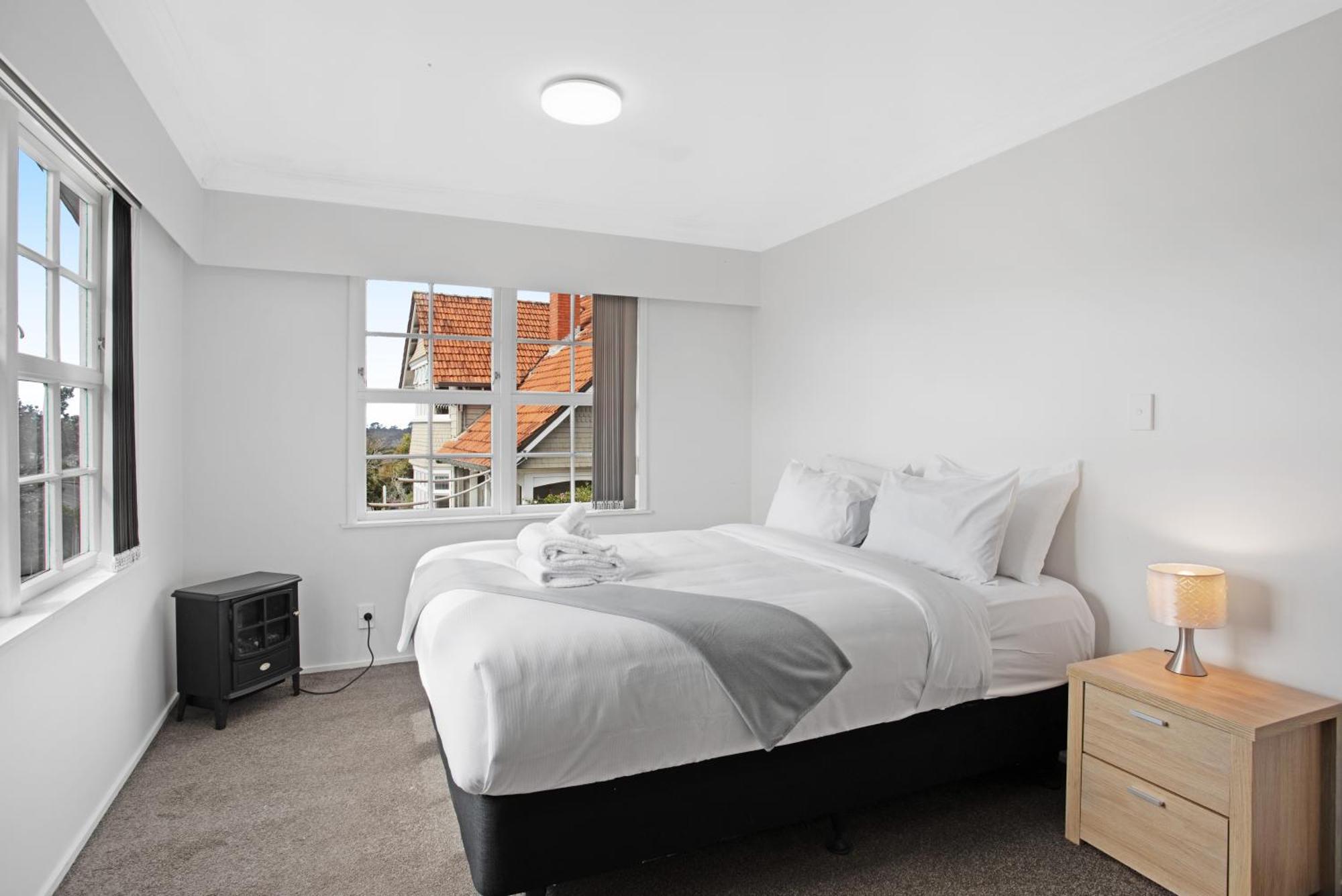 Sunlit Glow With Parking And Air-con Holiday home *